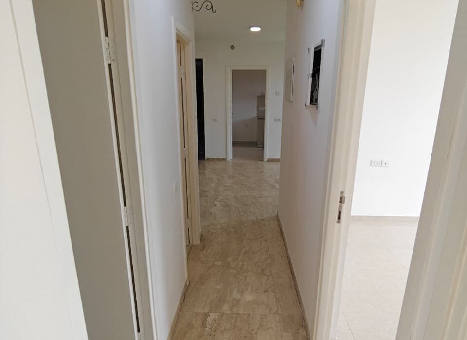 Spacious 2 BHK flat available for rent in Athena, Hiranandani Estate, Thane West. This semi-furnished apartment offers approximately 642 Sq Ft carpet area and is ideal for families looking for a comfortable home in a premium township.